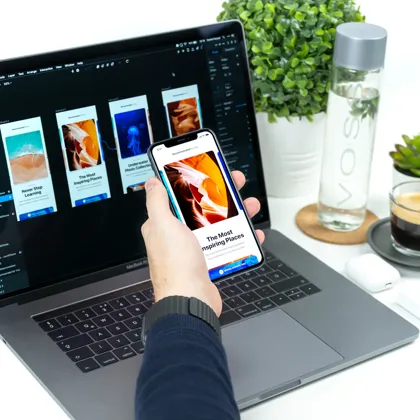 Projektant UX przy tablicy z wireframami strony internetowej — mapowanie ścieżki użytkownika i projekt interfejsu