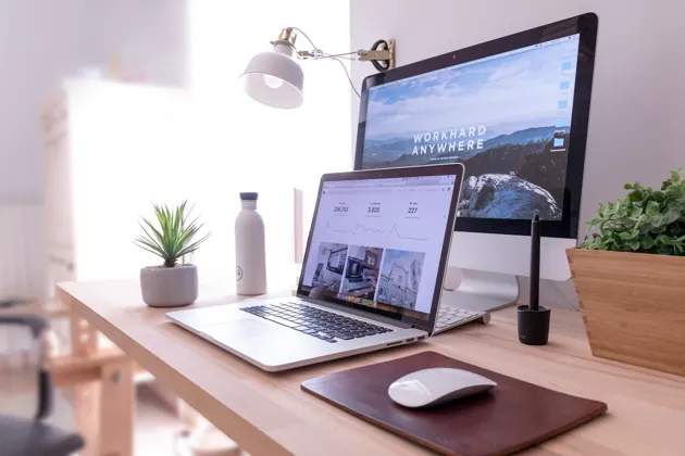 Strona internetowa dla firmy wyświetlona na MacBooku — nowoczesny design i wynik Lighthouse 100/100